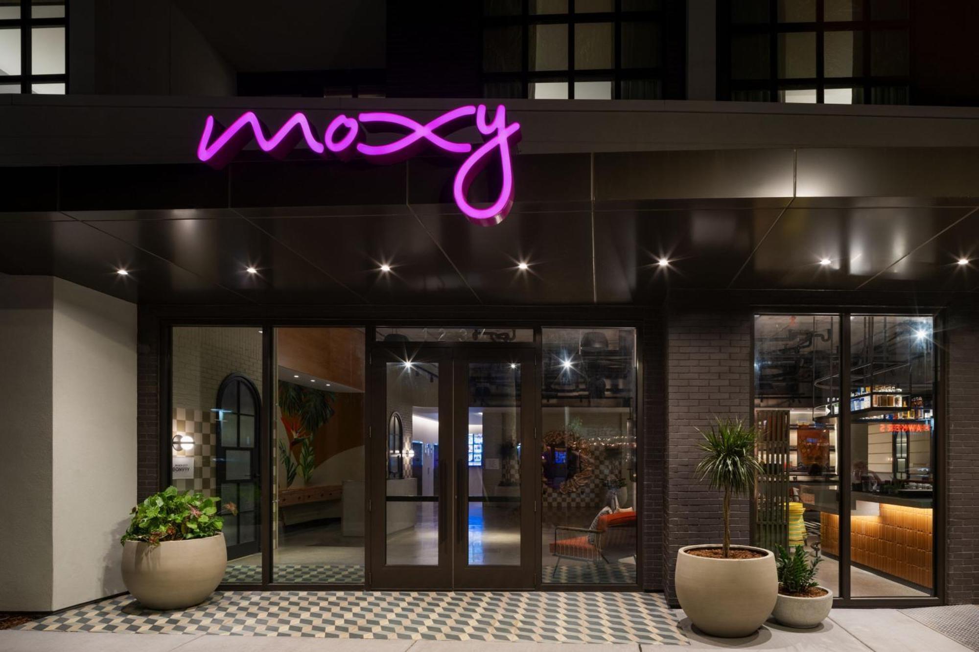 Отель Moxy St. Petersburg Downtown Экстерьер фото